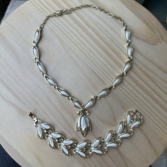 VTG Sarah Coventry Necklace 18 Inch Bracelet 6.5 Inch Match Set Tulip White Gold