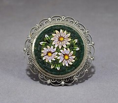 VINTAGE 3 DAISY MICRO MOSIAC BROOCH OR PIN MARKED ITALY FILIGREE ROUND FRAME NR