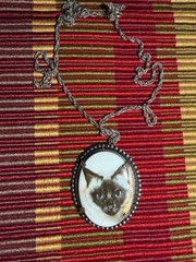 1960’s Vintage Siamese Cat Necklace With 20 inch Chain, Ceramic