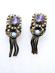 VINTAGE ANTIQUE GOLD TONE KARU BEAD CABOCHON FAUX PEARL TASSEL CLIP ON EARRINGS