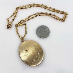Vintage Locket Pendant Necklace Gold Tone Etched Pink Stone 24″ Chain