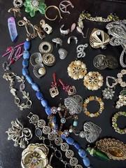 Vintage Jewelry Scrap Lot Repair Craft Harvest Rhinestone Beads Brooches 50+