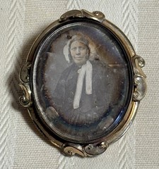 c1850 DAGUERREOTYPE Photo Antique Gold Filled Pin Brooch Woman Banana Curls