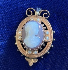 Vintage Victorian Era Pinckbeck Cameo With Seed Pearl Pendant ￼