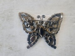 Vintage Forest Green Butterfly Brooch Navette Rhinestones Pin 2″ Unsigned Weiss?
