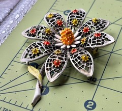 1960s Vintage signed ART retro DAISY Flower Brooch~Flower PIN~Arthur Pepper