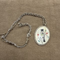 Gorgeous 1970s Artisan Mother Of Pearl Bird 9″ Necklace Silvertone