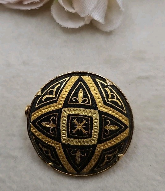 Vintage Damascene Black Gold Medalion Brooch Fleur Dis Lis Trombone Style Clasp
