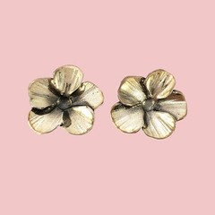 Sterling Silver STUART NYE Pansy Flower Pierced Stud Earrings 0.5″