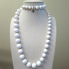 VTG Japan White & Gold Tone Beaded Necklace 30″ Fluoresces Beautiful Graduated