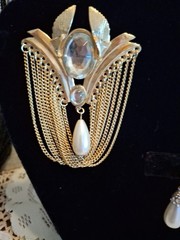 VTG Art Deco 4″ Brooch Huge Draped Chains Faux Pearl Drop Pin & Earrings