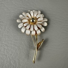 Vintage Brooch Earrings Set Gold Tone Daisy Flower Brushed Satin Clip On
