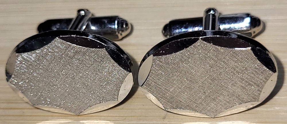 ANSON Silvertone Faceted Edge Oval Cufflinks 7/8″ Wide Bullet Back Great Conditi