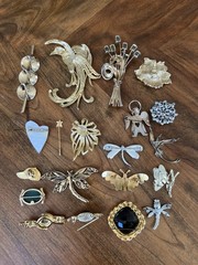 Spectacular lot of assorted vintage brooches