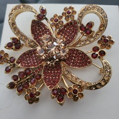 Avon 35th Anniversary 2006 Rhinestone Flower Brooch with coordinated earring set