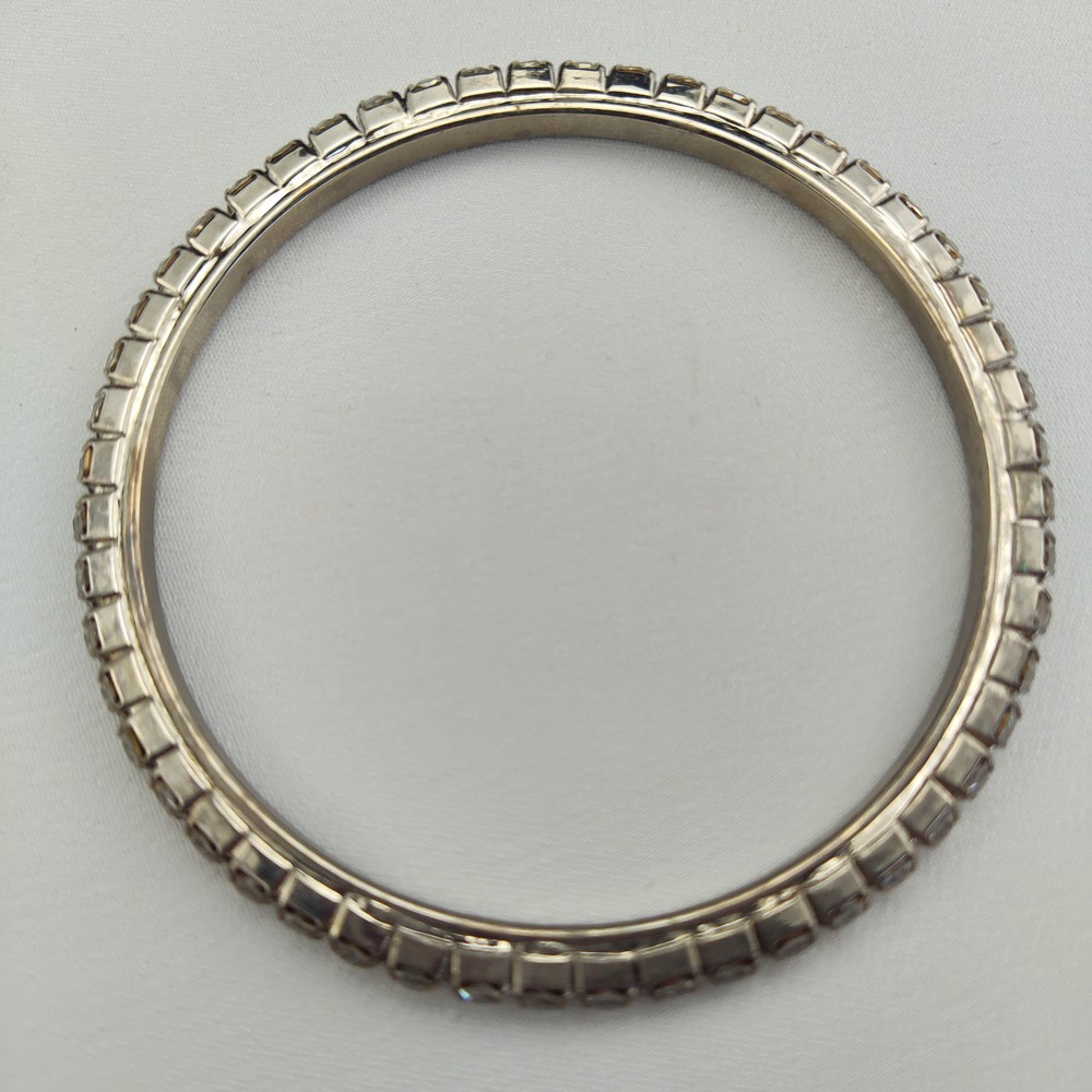 1950s Vintage Bangle Bracelet with a Single Row of Clear Rhinestones – 1950s
