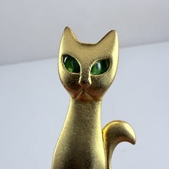 Vintage AJC Green Eyed Cat Brooch Matte Gold Tone Pin