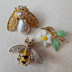 Vintage Bee & Daisy Brooch Lot 8pc JJ AJC Rhinestone Enamel Figural Gold