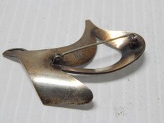 VINTAGE MID CENTURY SCANDANAVIAN NORWAY STERLING SILVER ENAMEL PIN – PRETTY !
