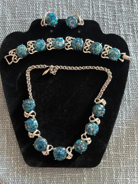 Vintage Estate Signed CORO Pegasus Confetti Thermoset Necklace Bracelet Earrings