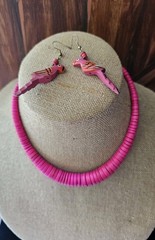 Vtg Wood Flat Pink Bead Necklace Barrell Clasp 17″ Tropical W Parrott Eearings