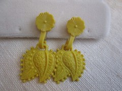 Unique VTG plastic Clip Earrings, push on yellow leaves, grapes clips FE25-33