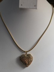 Vintage Goldtone Etched Heart Locket Necklace 18 In