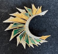 VINTAGE JOMAZ SIGNED GREEN BLUE ENAMEL GOLD TONE RHINESTONE PIN BROOCH 2.25”