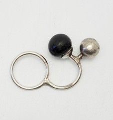 Unusual double two finger sterling silver and black glass globe ring sz 8.5