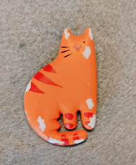 Vintage Ceramic Hallmark Orange Tiger Cat Brooch (172 – 2536)