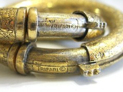 RARE VINTAGE MOD TRIFARI 1960 -1970’s SPRING TENSION CLIP TEXTURED HOOP EARRINGS