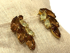 VINTAGE AMBER BROWN YELLOW NAVETTE RHINESTONE MAPLE LEAF 1.25″ Clip On Earrings