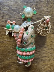 RARE CINER GOLD TONE TURQUOISE CABOCHONS RHINESTONE ASIAN WOMAN W/ BIRDS BROOCH