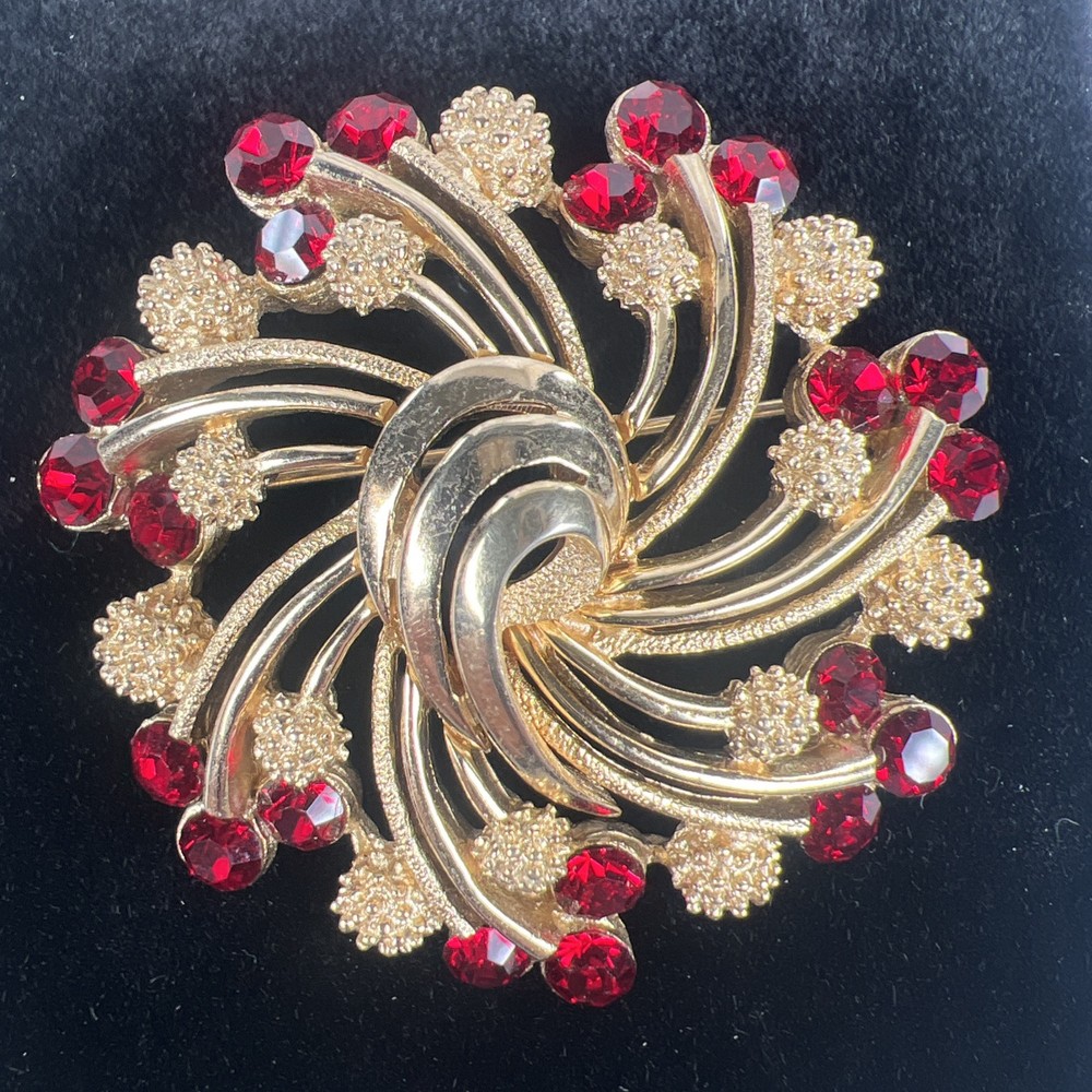 Crown Trifari MCM Brooch Gold Tone & Red Rhinestone Swirl Signed (1955-1969) EUC