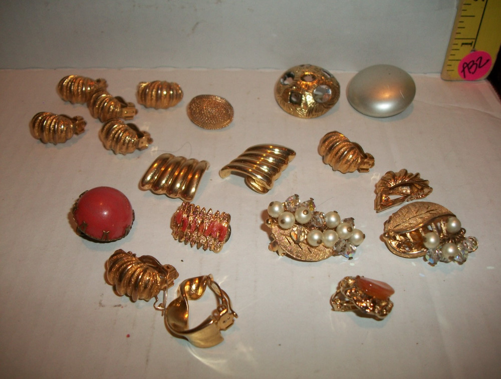 LOT OF UNMARKED SCRAP JEWELRY CLIP EARRINGS MATERIALS VARY FOR CRAFTS 19 PIECES