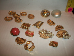 LOT OF UNMARKED SCRAP JEWELRY CLIP EARRINGS MATERIALS VARY FOR CRAFTS 19 PIECES