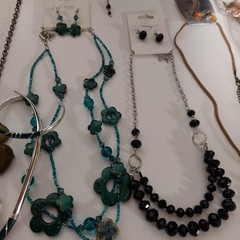 21 Pc VINTAGE Jewelry Lot 14 Necklace And Earring Sets & 6 Single Necklaces