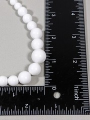 Vintage Classic MCM Rockabilly White Graduated Bead Choker Necklace 15.5 in