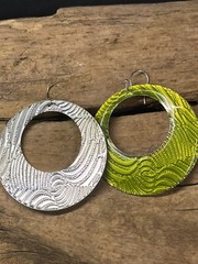 VINTAGE SILVER TONE LIME GREEN ENIMAL DROP HOOP EARRINGS 2.5”