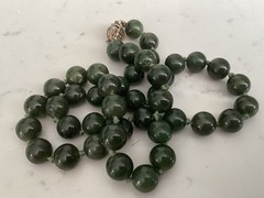INCREDABLE VINTAGE HAND KNOTTED GENUINE JADE BEAD UNIQUE CLASP NECKLACE NR