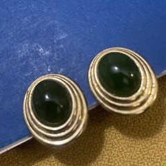 Vintage Oval green Jade Gold Tone Earrings Clip On 0.6 Inch