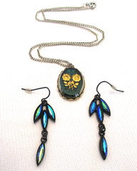 Lovely Vtg Green Glass Pendant with Gold Roses & Aurora Glass Pierced Earrings