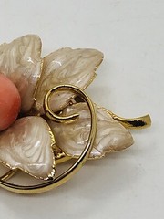Goldtone peach ivory floral swirl brooch leaves