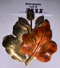 GOLD TONE BROOCH PIN ENAMEL MAPLE LEAF Vintage