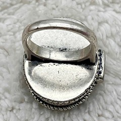 Vintage Poison Ring Black Glass Stone Locket Silver Tone Size 6.25