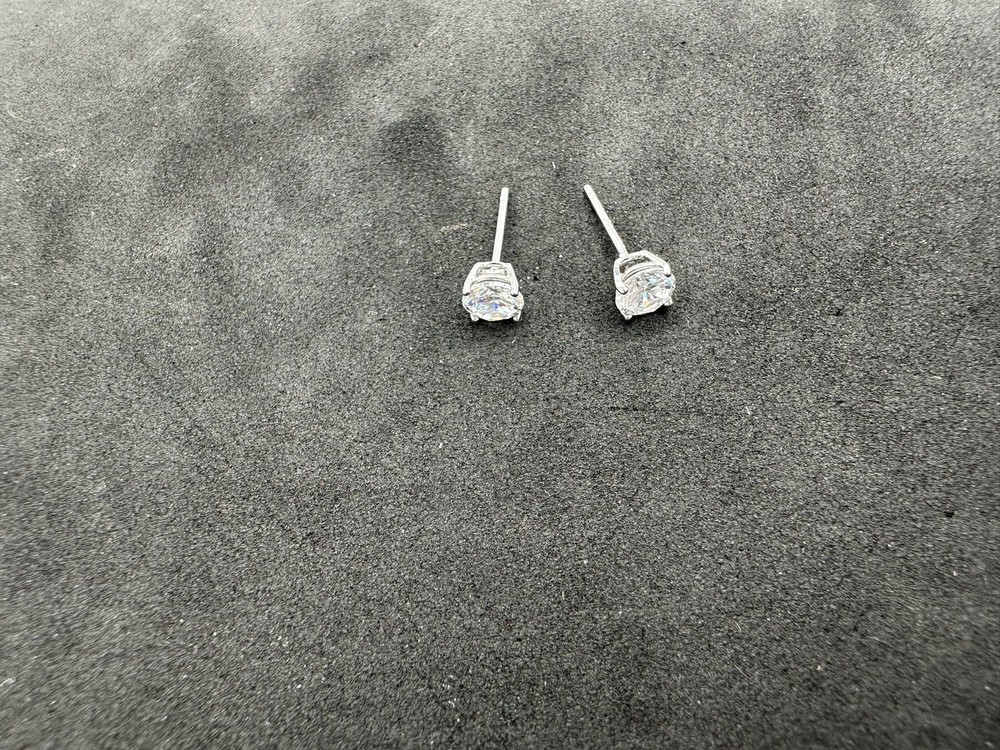 0.68g Vintage Sterling Silver 925 Sparkling Clear Stud Earrings Elegant M