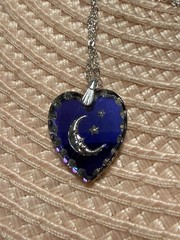 VTG 3/4” MOON ETCHED IN GLASS HEART PENDANT ON 18” SILVERTONE CHAIN