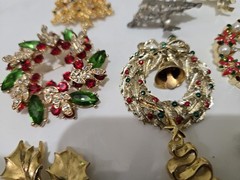 Lot Of 10 Christmas Brooches Christmas Trees Wreaths Snowmen Holly Pin Brooch