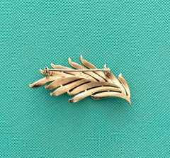 Crown Trifari Leaf Pin Brooch Vintage Brushed Textured Gold Tone 1.25″ X 2.75″