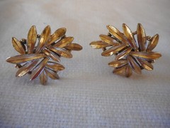 Vtg Crown Trifari Clip EARRINGS 1955-1969 Brushed Gold Square & Layered Leaves
